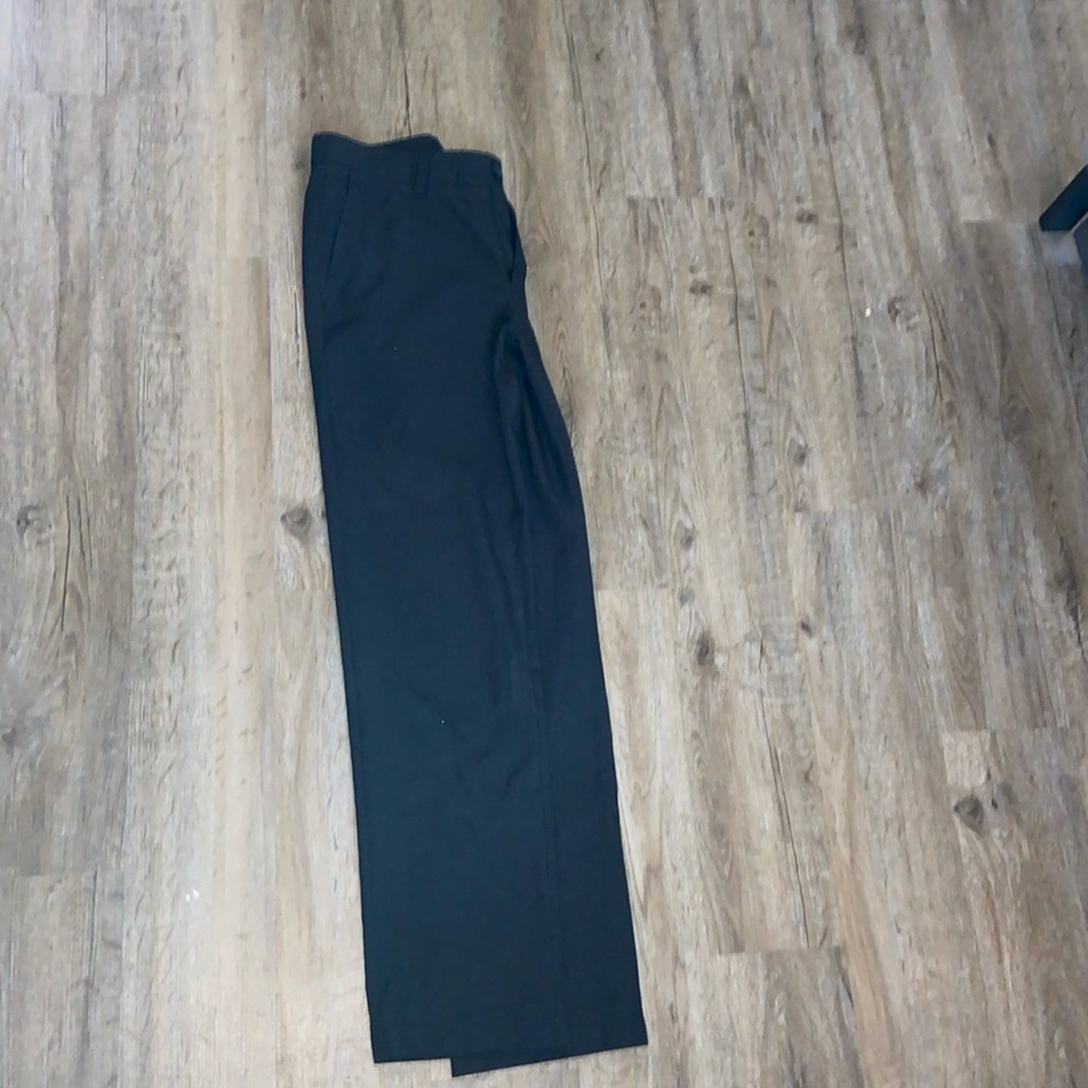 Men’s 30x32 brand name:Haggar only wore a few times and now to small